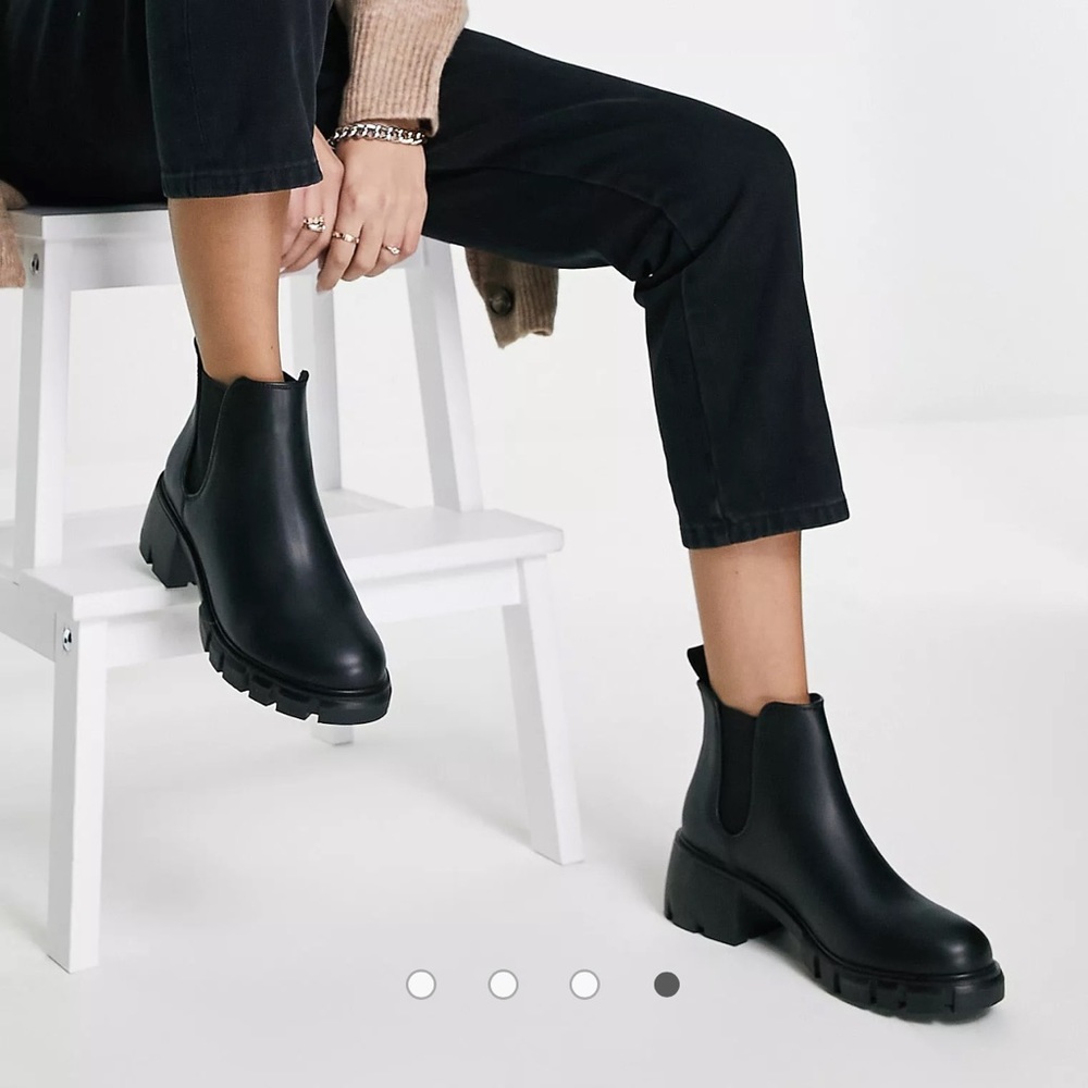 ❌SOLD❌Steve Madden Howler Chelsea Boot
